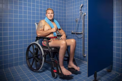 Fauteuil de douche et toilettes BathMobile