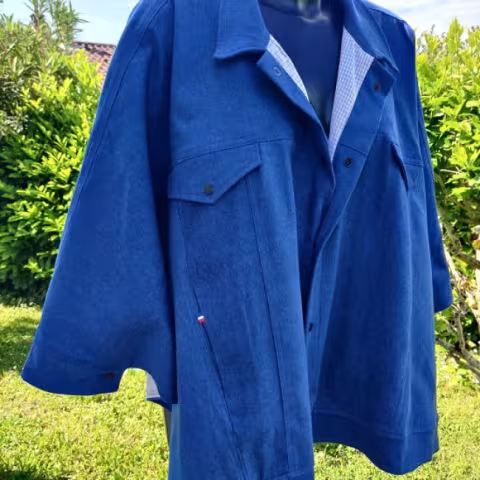 L'indémodable veste en jean adaptée au handicap en fauteuil roulant avec ou sans corset siège