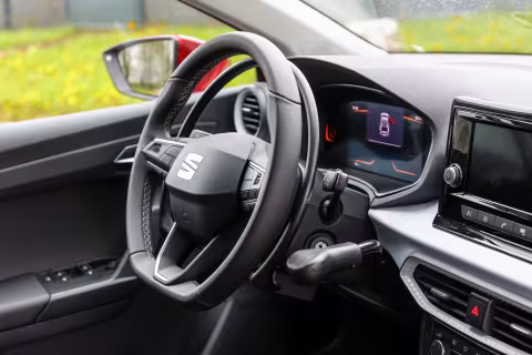 Cercle accélérateur derrière le volant